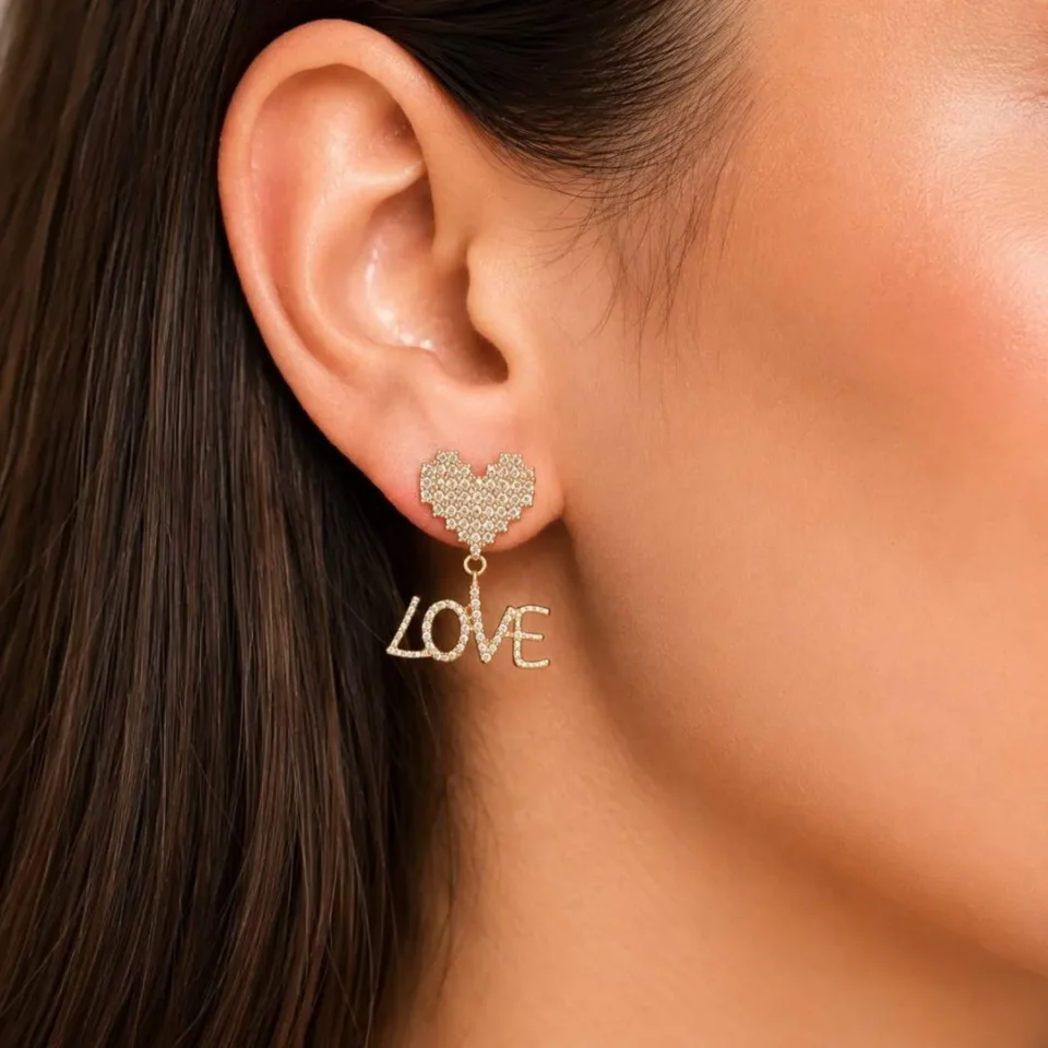 brinco love cravejado de zirconias semijoia feminina elegante