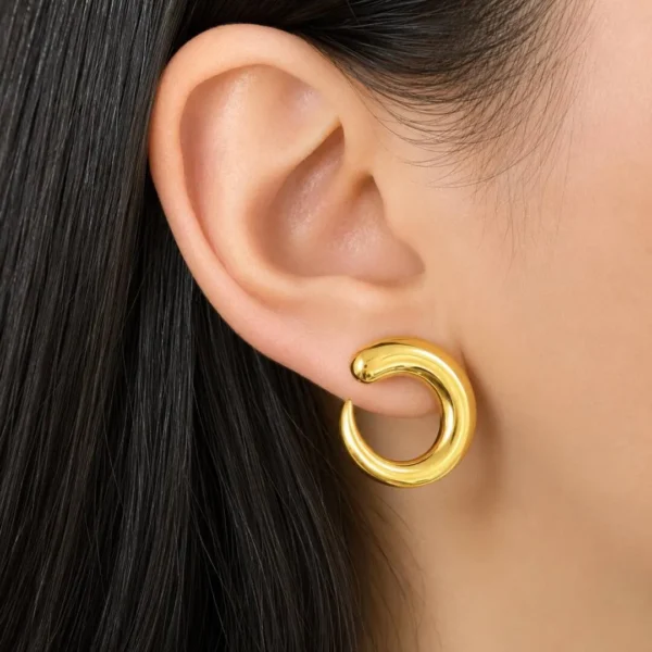 Brinco lua crescente dourado minimalista elegância atemporal design