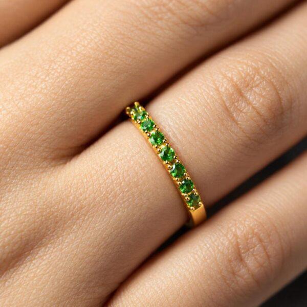 Anel Cravejado de Zircônias Verde Esmeralda
