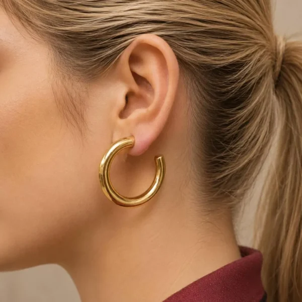 brinco argola média dourada feminina elegante