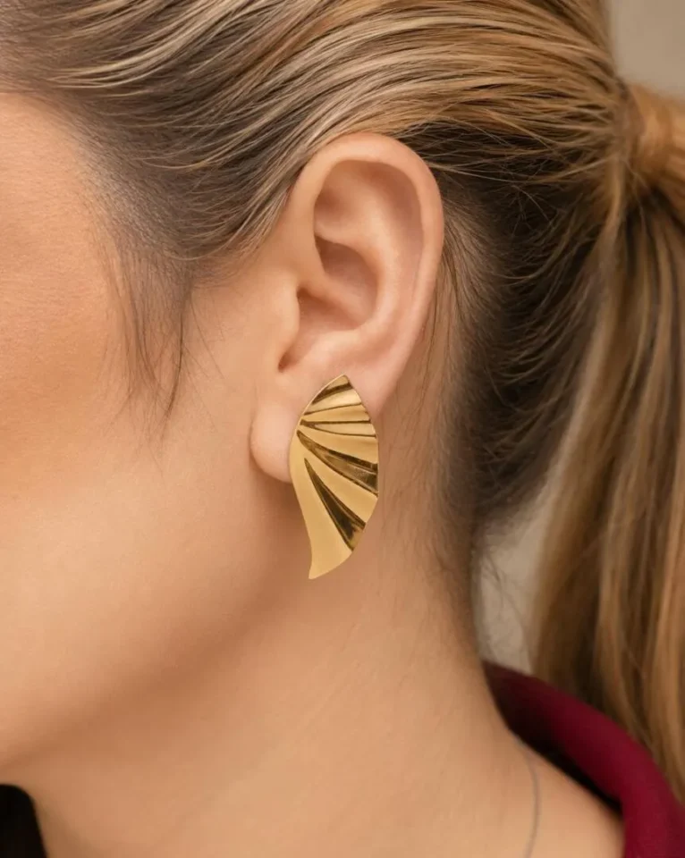 brinco orgânico estriado dourado feminino elegante