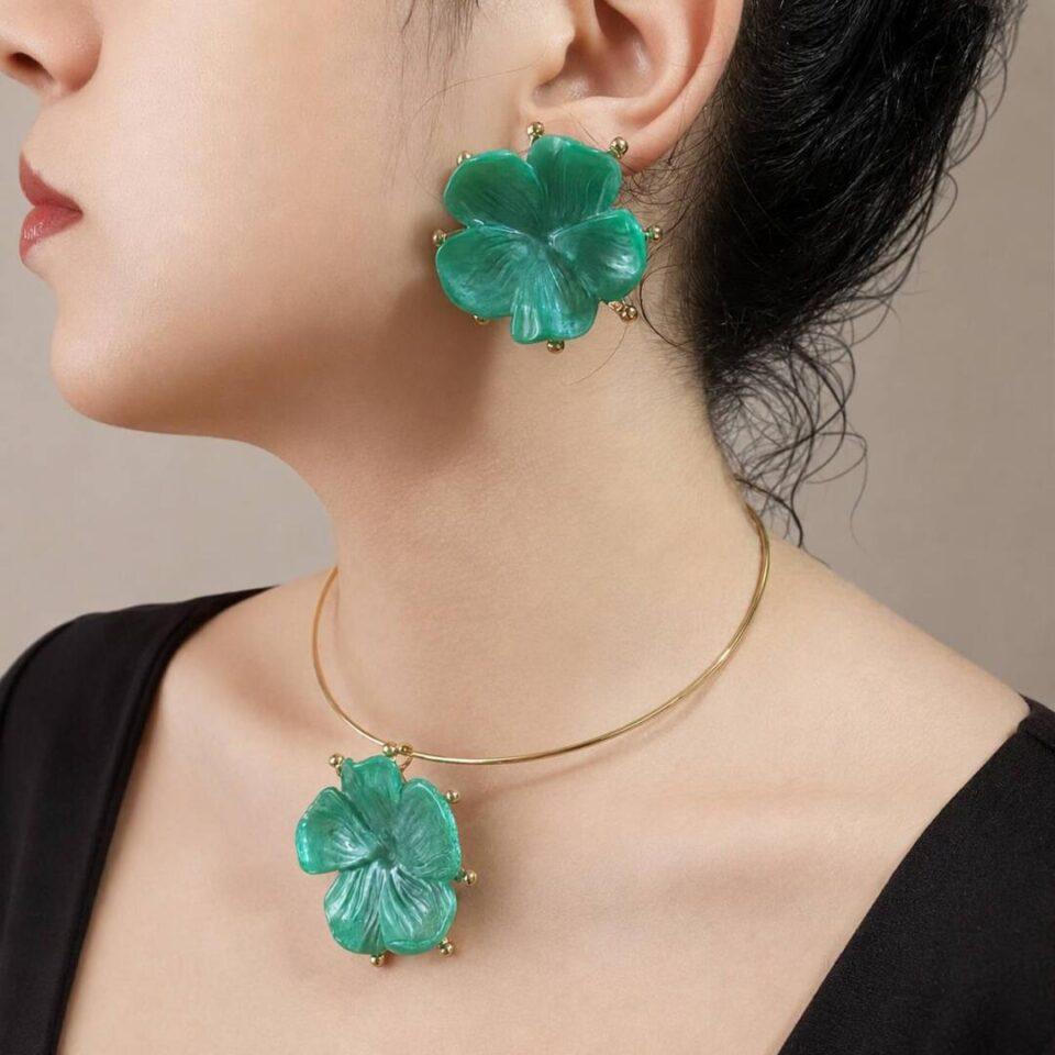 Conjunto floral verde esmeralda detalhes dourados design imponente elegante