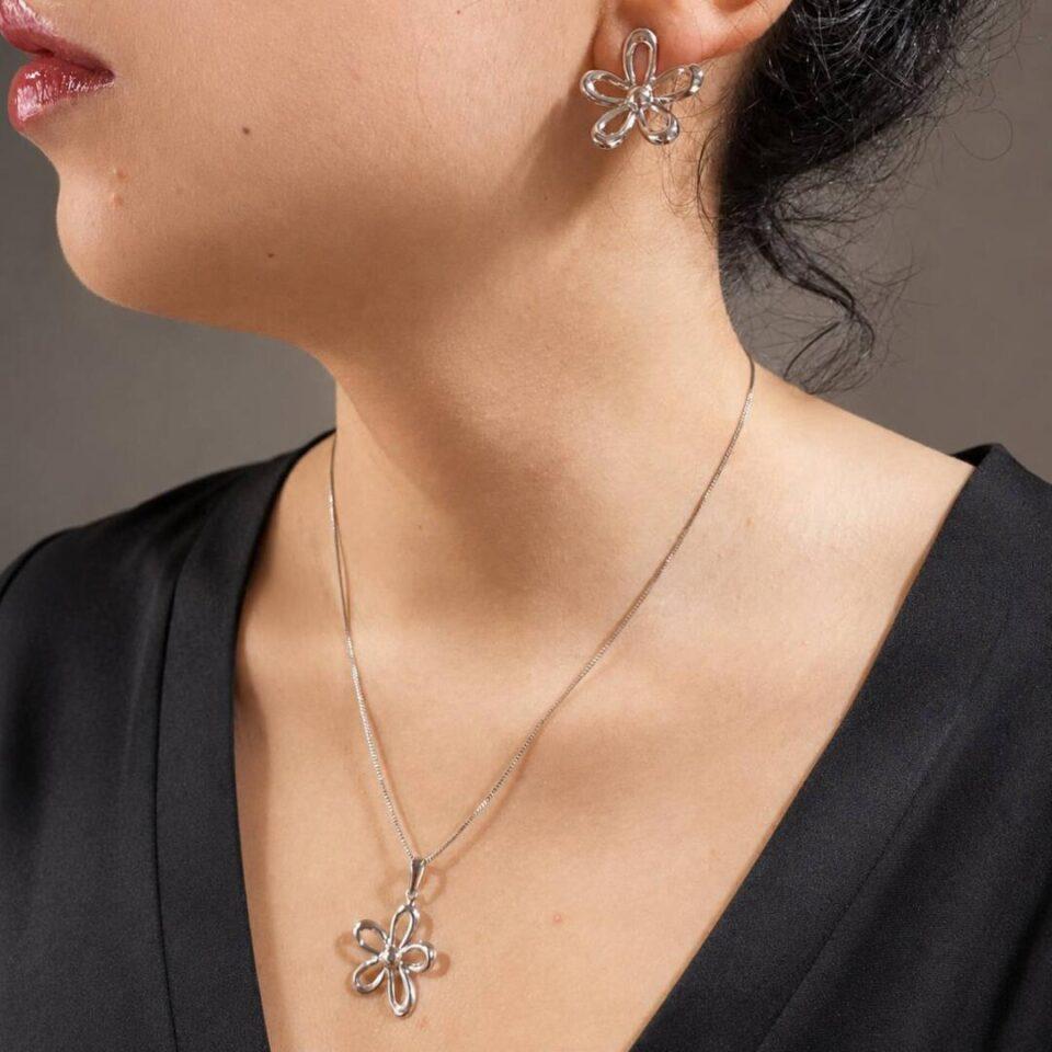 Conjunto flor vazada ródio branco delicado elegante leve atemporal feminino