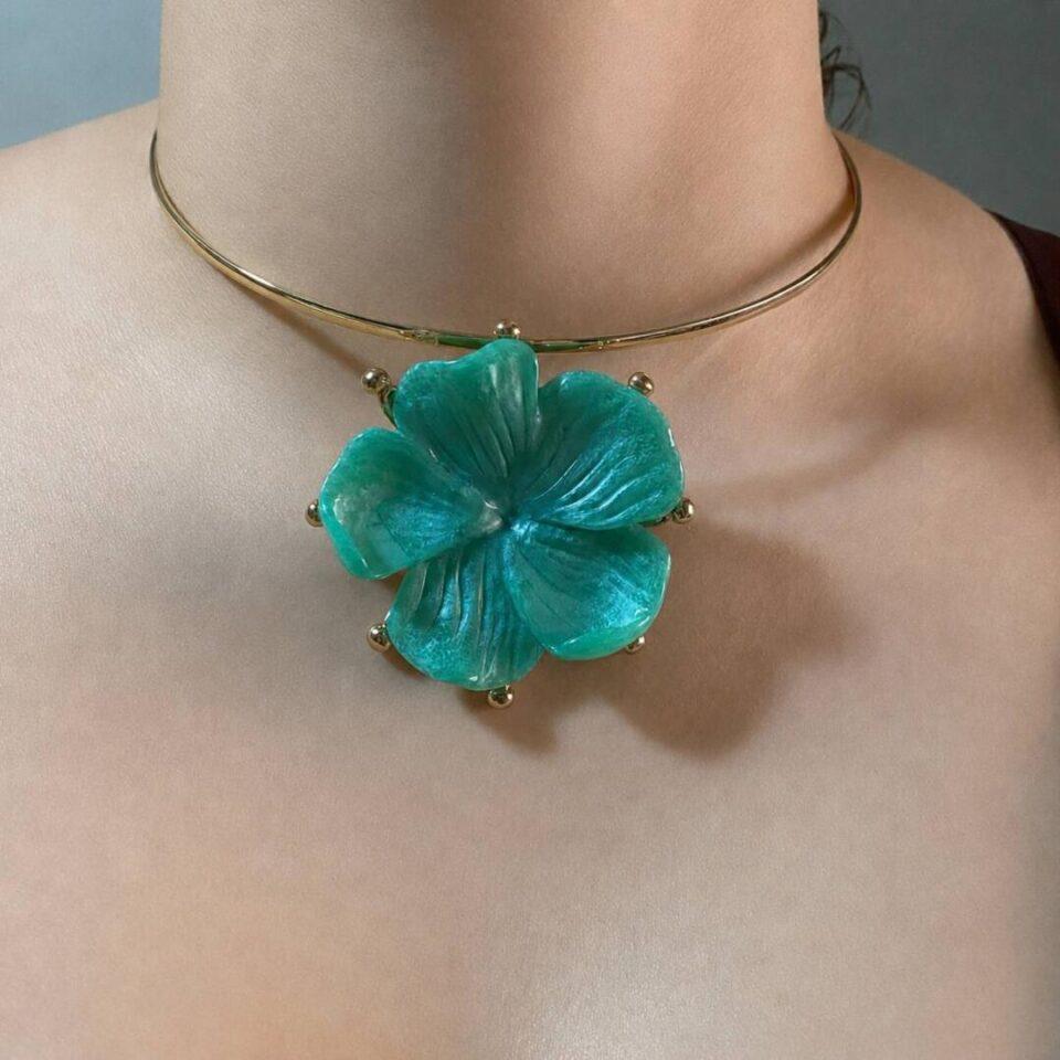 Conjunto floral verde esmeralda detalhes dourados design imponente elegante