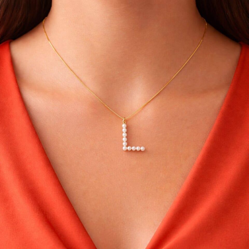 colar inicial L com perola shell feminino elegante