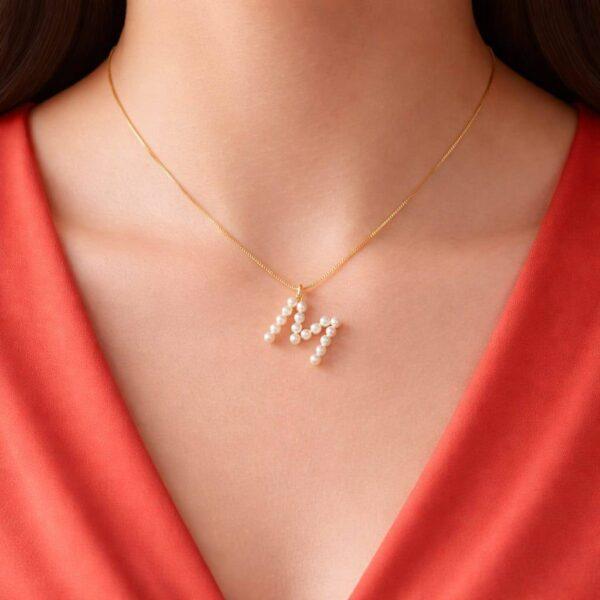 colar inicial M com perola shell feminino elegante