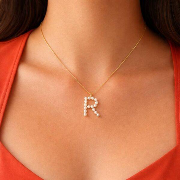 colar inicial R com perola shell feminino elegante