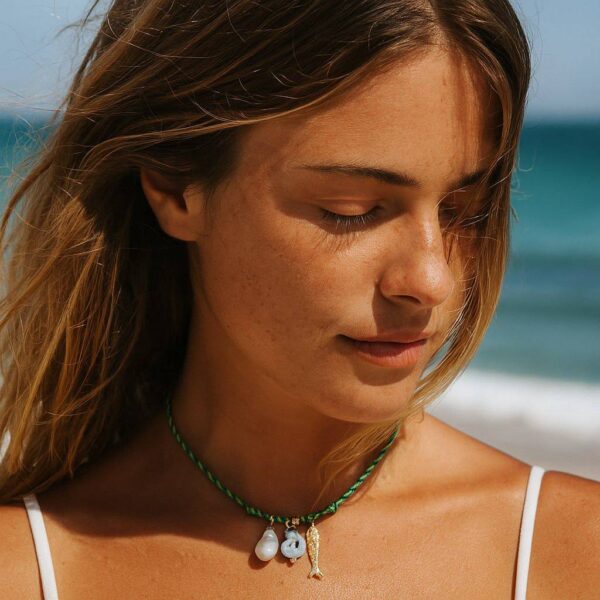 colar corda nautica com pingente peixe feminino elegante